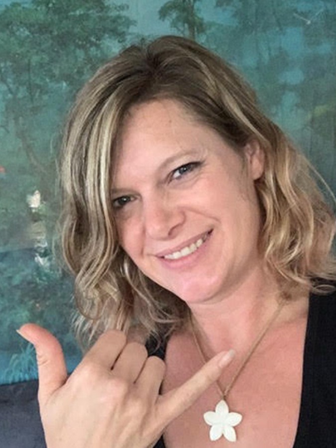 Heidi Bosgieter smiling, making a shaka